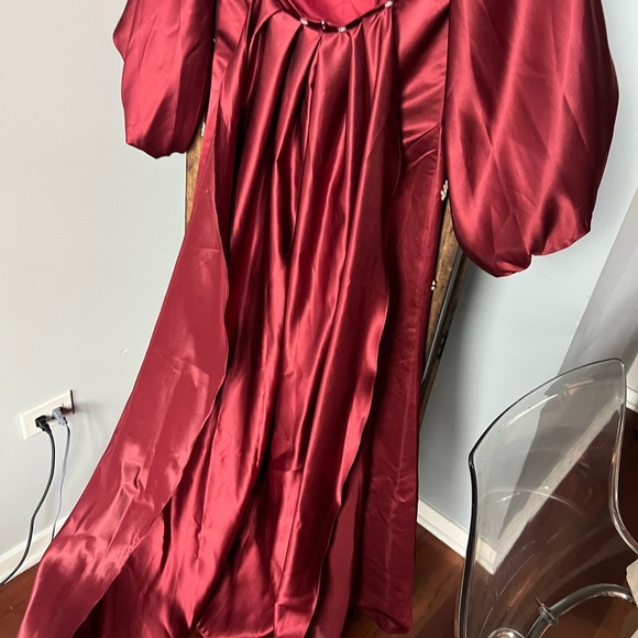 Elegant Burgundy Gown with Floral Embellishments - Picture 9 of 13